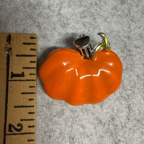 Pumpkin Brooch Pin Leaf Detail Enamel Finish Autumn-Themed Halloween Necklace - Picture 4 of 4